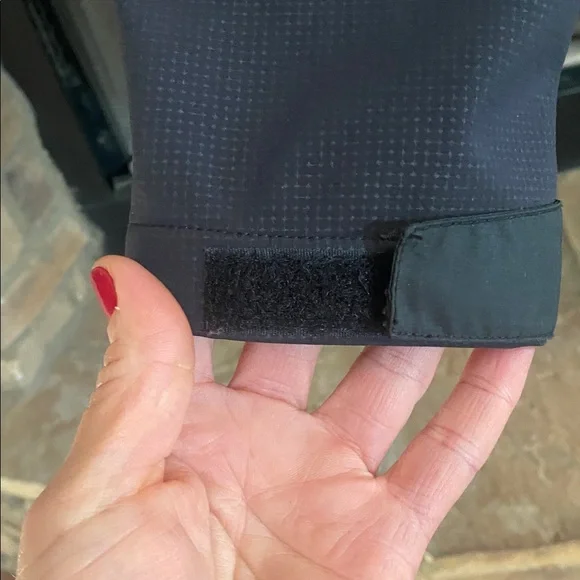 Black and silver ski jacket with detachable fur hat and zippered pockets. Large - Picture 6 of 16